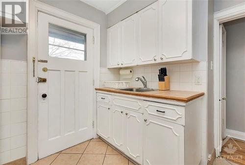 215 Ivy Crescent, Ottawa, ON - Indoor Photo Showing Kitchen