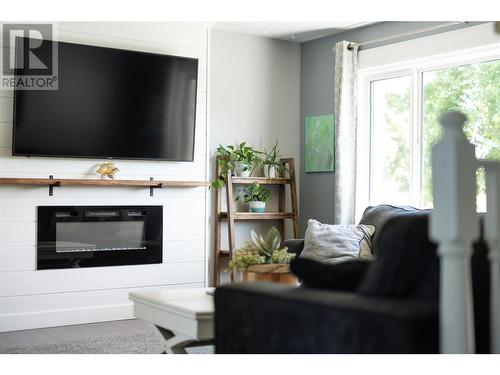 2000 18 Street, Vernon, BC - Indoor Photo Showing Living Room With Fireplace