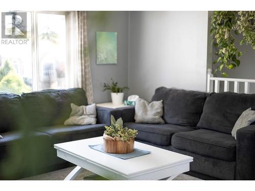 2000 18 Street, Vernon, BC - Indoor Photo Showing Living Room