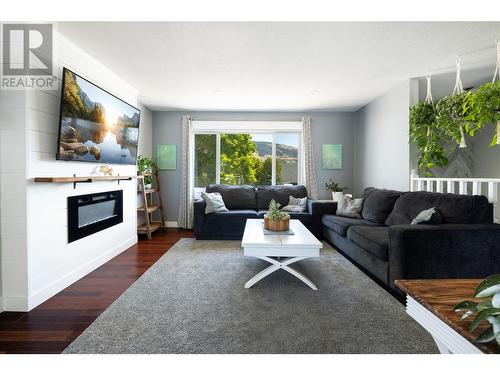 2000 18 Street, Vernon, BC - Indoor Photo Showing Living Room With Fireplace