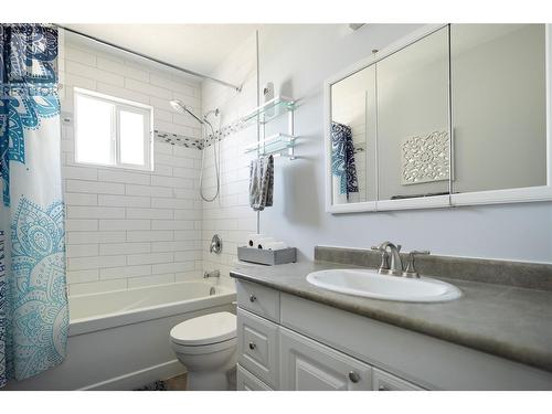 2000 18 Street, Vernon, BC - Indoor Photo Showing Bathroom