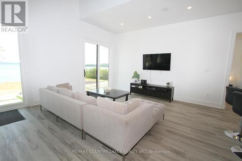 130 Baker Boulevard, Kawartha Lakes, ON - Indoor Photo Showing Living Room