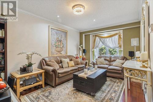 15 Wilmont Court, Brampton, ON - Indoor Photo Showing Living Room