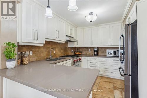 15 Wilmont Court, Brampton, ON - Indoor Photo Showing Kitchen With Upgraded Kitchen