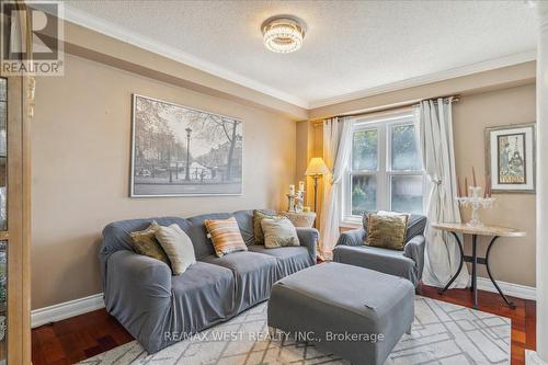 15 Wilmont Court, Brampton, ON - Indoor Photo Showing Living Room