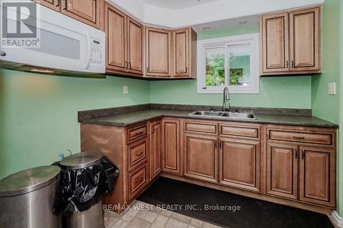 1210 Muskoka Road N, Gravenhurst, ON - Indoor Photo Showing Kitchen With Double Sink