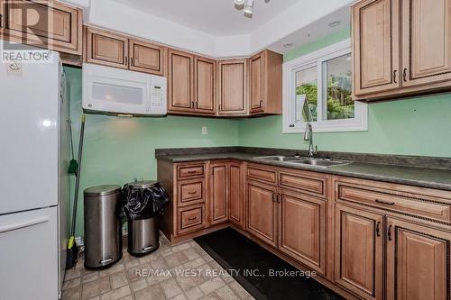 1210 Muskoka Road N, Gravenhurst, ON - Indoor Photo Showing Kitchen With Double Sink