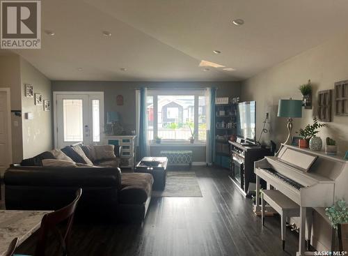 710 Maple Place, Warman, SK - Indoor Photo Showing Living Room