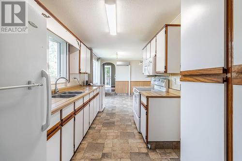 168 Lakeshore Dr, Sault Ste. Marie, ON - Indoor Photo Showing Kitchen With Double Sink