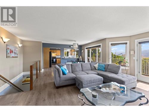 5170 Morrison Crescent, Peachland, BC - Indoor Photo Showing Living Room