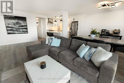 2501 - 363 Colborne Street, London, ON - Indoor Photo Showing Living Room