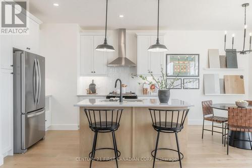 147-52 Scotts Drive, Lucan Biddulph (Lucan), ON - Indoor Photo Showing Kitchen With Upgraded Kitchen