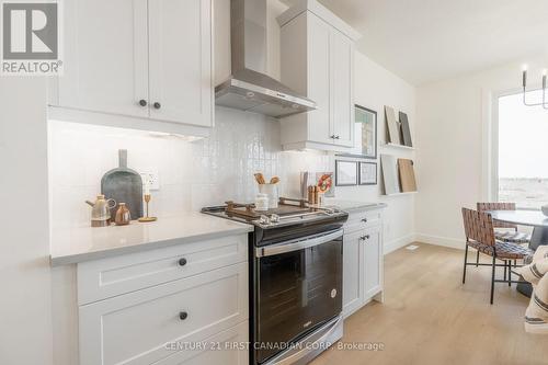 147-52 Scotts Drive, Lucan Biddulph (Lucan), ON - Indoor Photo Showing Kitchen With Upgraded Kitchen