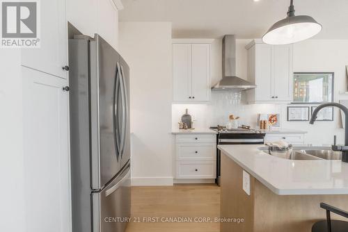 147-52 Scotts Drive, Lucan Biddulph (Lucan), ON - Indoor Photo Showing Kitchen With Double Sink With Upgraded Kitchen