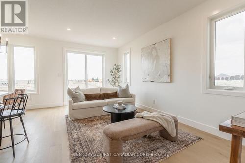 147-52 Scotts Drive, Lucan Biddulph (Lucan), ON - Indoor Photo Showing Living Room