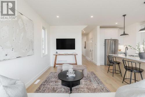 147-52 Scotts Drive, Lucan Biddulph (Lucan), ON - Indoor Photo Showing Living Room