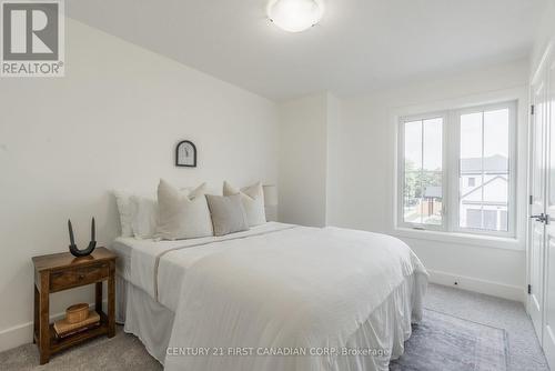 147-52 Scotts Drive, Lucan Biddulph (Lucan), ON - Indoor Photo Showing Bedroom