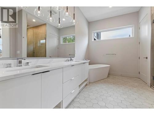 2244 Hihannah Drive, West Kelowna, BC - Indoor Photo Showing Bathroom