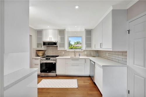 3 Forest Road, Grimsby, ON - Indoor Photo Showing Kitchen With Upgraded Kitchen