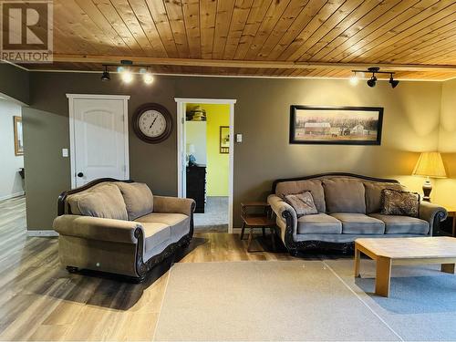 3075 Dog Creek Road, Williams Lake, BC - Indoor Photo Showing Living Room