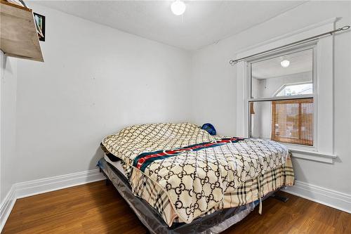 38 Richmond Avenue, St. Catharines, ON - Indoor Photo Showing Bedroom