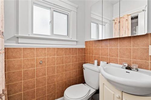 38 Richmond Avenue, St. Catharines, ON - Indoor Photo Showing Bathroom