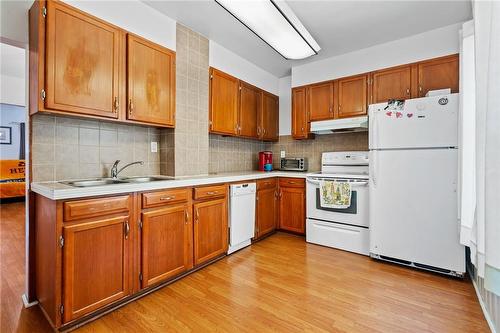 38 Richmond Avenue, St. Catharines, ON - Indoor Photo Showing Kitchen With Double Sink