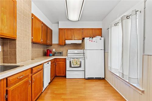 38 Richmond Avenue, St. Catharines, ON - Indoor Photo Showing Kitchen