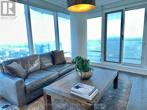 6708 - 1 Bloor Street E, Toronto (Church-Yonge Corridor), ON - Indoor Photo Showing Living Room