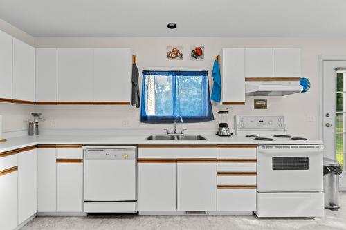 32-2592 Alpen Paradies Road, Blind Bay, BC - Indoor Photo Showing Kitchen With Double Sink