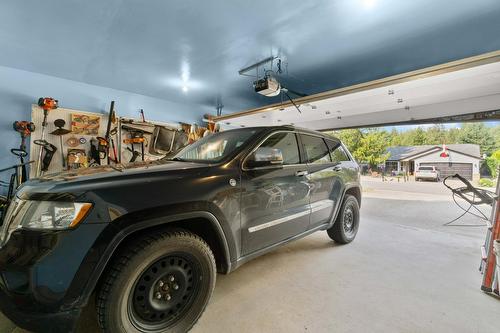 32-2592 Alpen Paradies Road, Blind Bay, BC - Indoor Photo Showing Garage