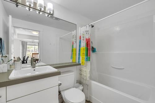 214-975 Academy Way, Kelowna, BC - Indoor Photo Showing Bathroom