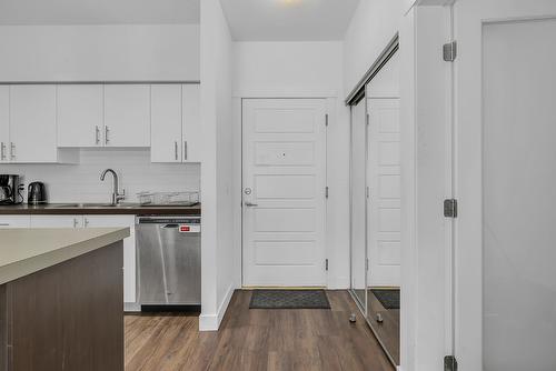 214-975 Academy Way, Kelowna, BC - Indoor Photo Showing Kitchen