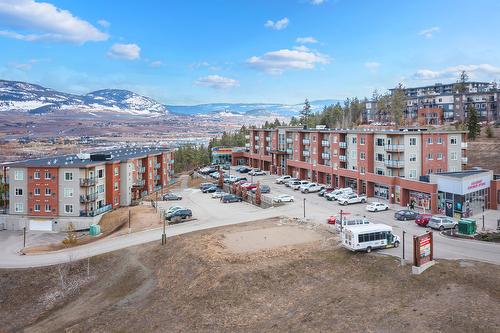 214-975 Academy Way, Kelowna, BC - Outdoor With View