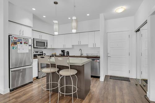 214-975 Academy Way, Kelowna, BC - Indoor Photo Showing Kitchen With Upgraded Kitchen