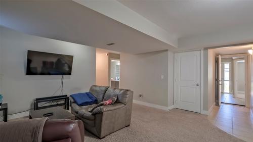 2036 Sunview Drive, West Kelowna, BC - Indoor Photo Showing Living Room