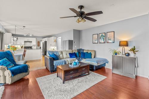 797 Heather Road, Lumby, BC - Indoor Photo Showing Living Room