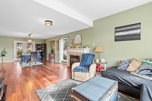 797 Heather Road, Lumby, BC - Indoor Photo Showing Living Room