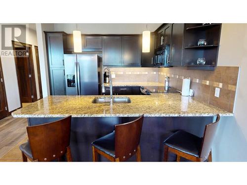 800 Bighorn Boulevard Unit# 816 C, Radium Hot Springs, BC - Indoor Photo Showing Kitchen With Double Sink With Upgraded Kitchen