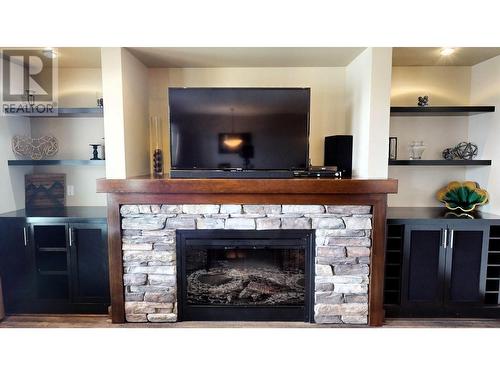 800 Bighorn Boulevard Unit# 816 C, Radium Hot Springs, BC - Indoor Photo Showing Living Room With Fireplace