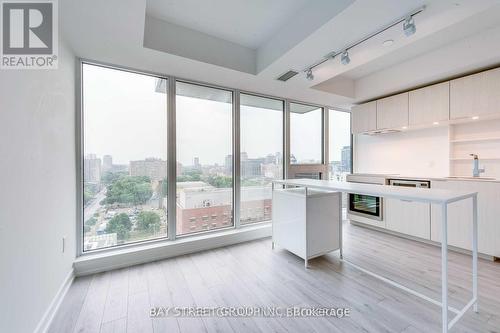 2207 - 77 Shuter Street, Toronto, ON - Indoor Photo Showing Kitchen