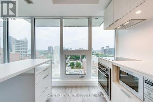 2207 - 77 Shuter Street, Toronto, ON - Indoor Photo Showing Kitchen