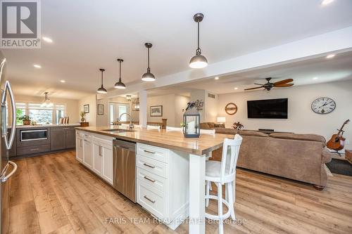 5 Nicholson Crescent, Springwater (Minesing), ON - Indoor Photo Showing Kitchen With Upgraded Kitchen