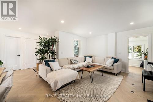 698 Rye Street, Niagara-On-The-Lake, ON - Indoor Photo Showing Living Room