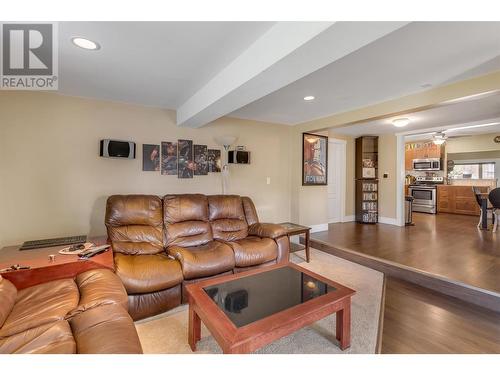 380 Dougall Road N, Kelowna, BC - Indoor Photo Showing Living Room