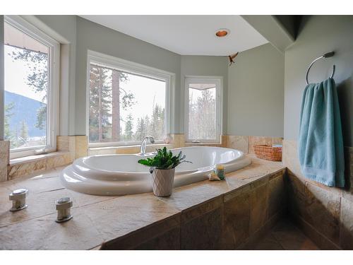 3071 Heddle Road, Nelson, BC - Indoor Photo Showing Bathroom