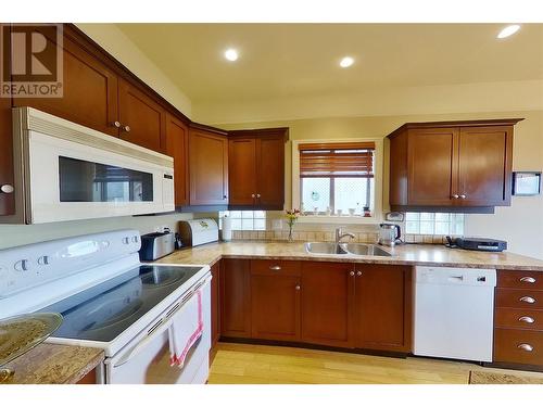 881 16 Street Ne Unit# 7, Salmon Arm, BC - Indoor Photo Showing Kitchen With Double Sink