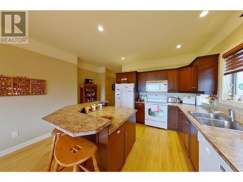 881 16 Street Ne Unit# 7, Salmon Arm, BC - Indoor Photo Showing Kitchen With Double Sink