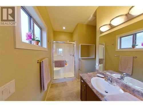 881 16 Street Ne Unit# 7, Salmon Arm, BC - Indoor Photo Showing Bathroom