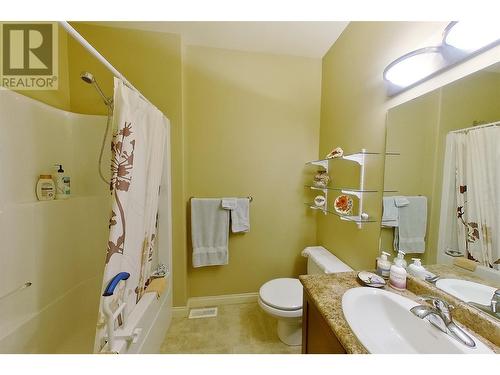 881 16 Street Ne Unit# 7, Salmon Arm, BC - Indoor Photo Showing Bathroom